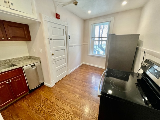 4 Garden Ct, North End