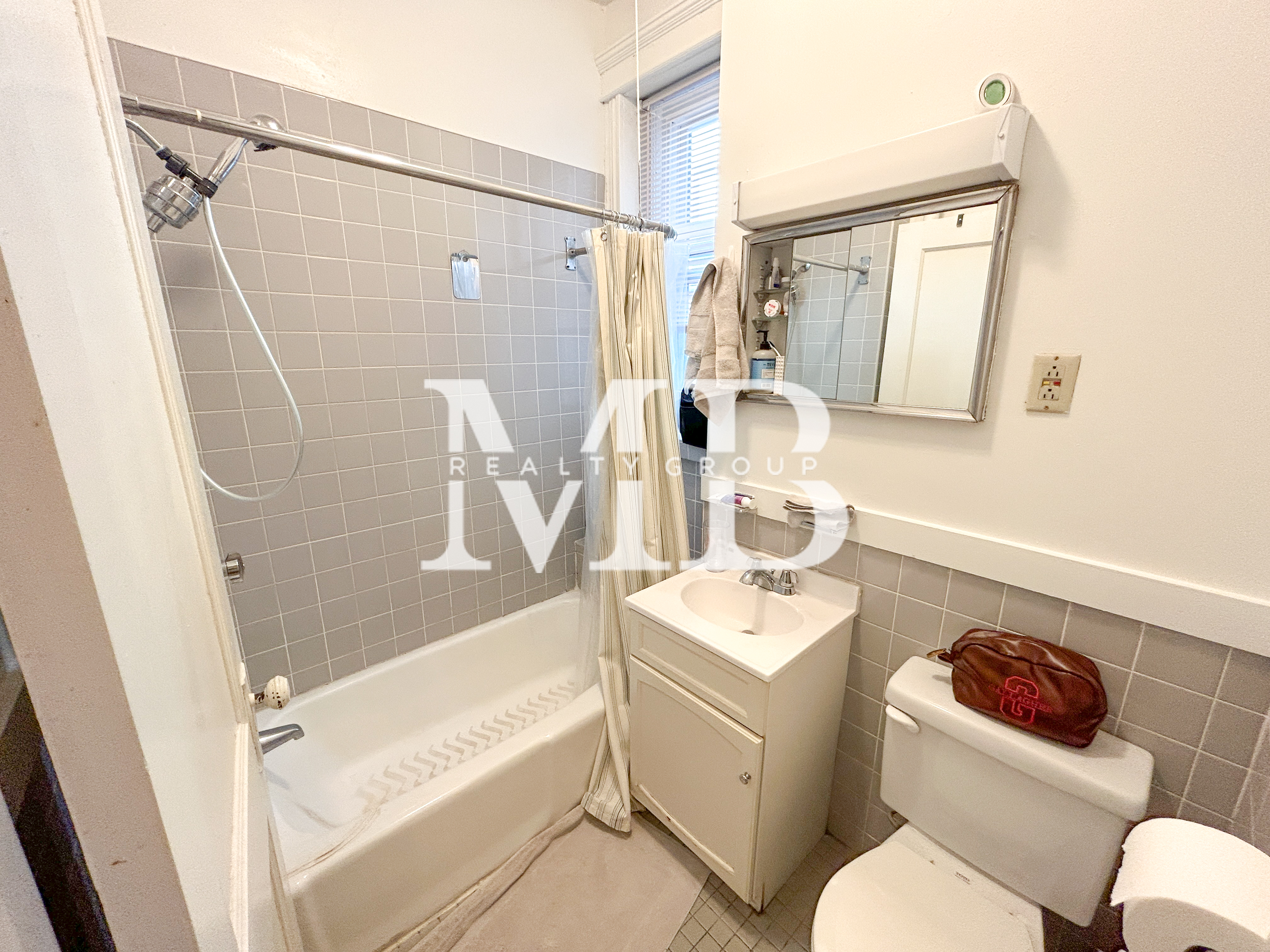 14 Palace Rd, Longwood