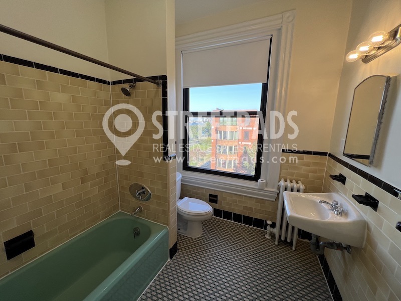 504 Beacon St, Fenway