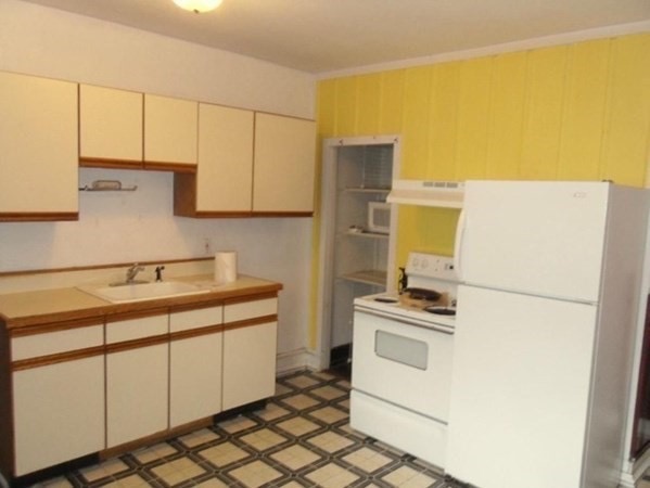 54 Pratt St, Allston