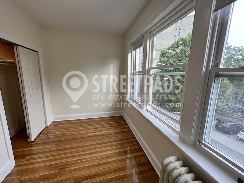 33 Lancaster Ter, Washington Square