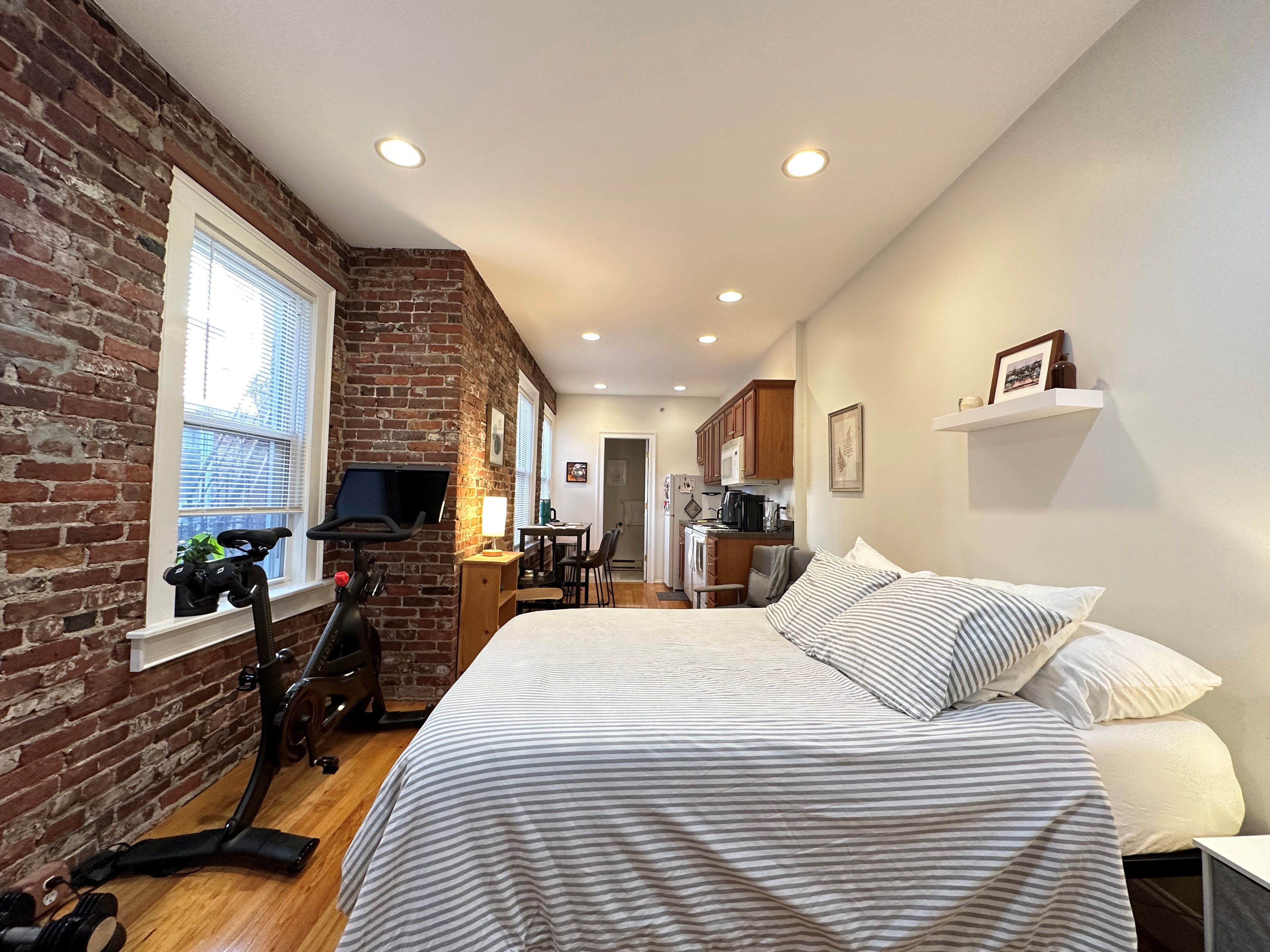 3 Thacher Ct, North End