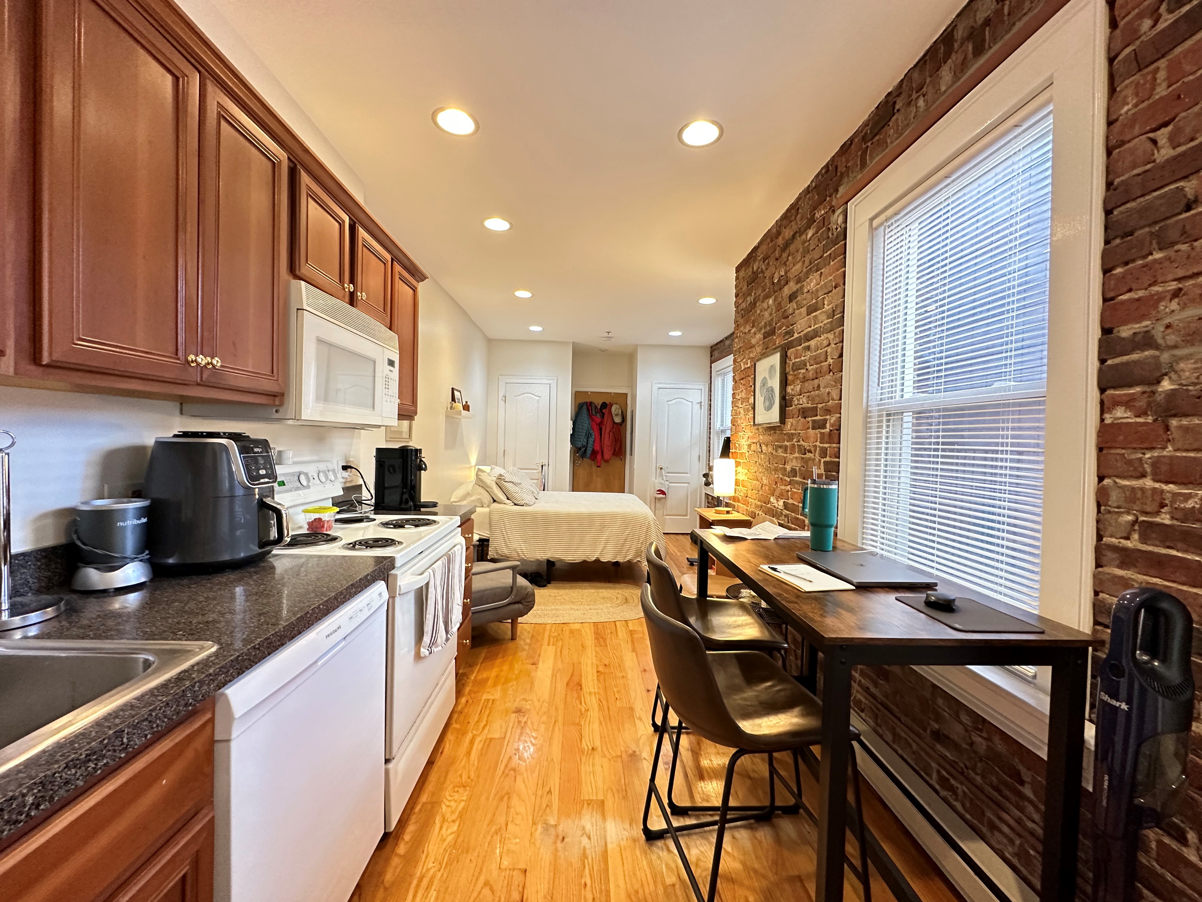 3 Thacher Ct, North End