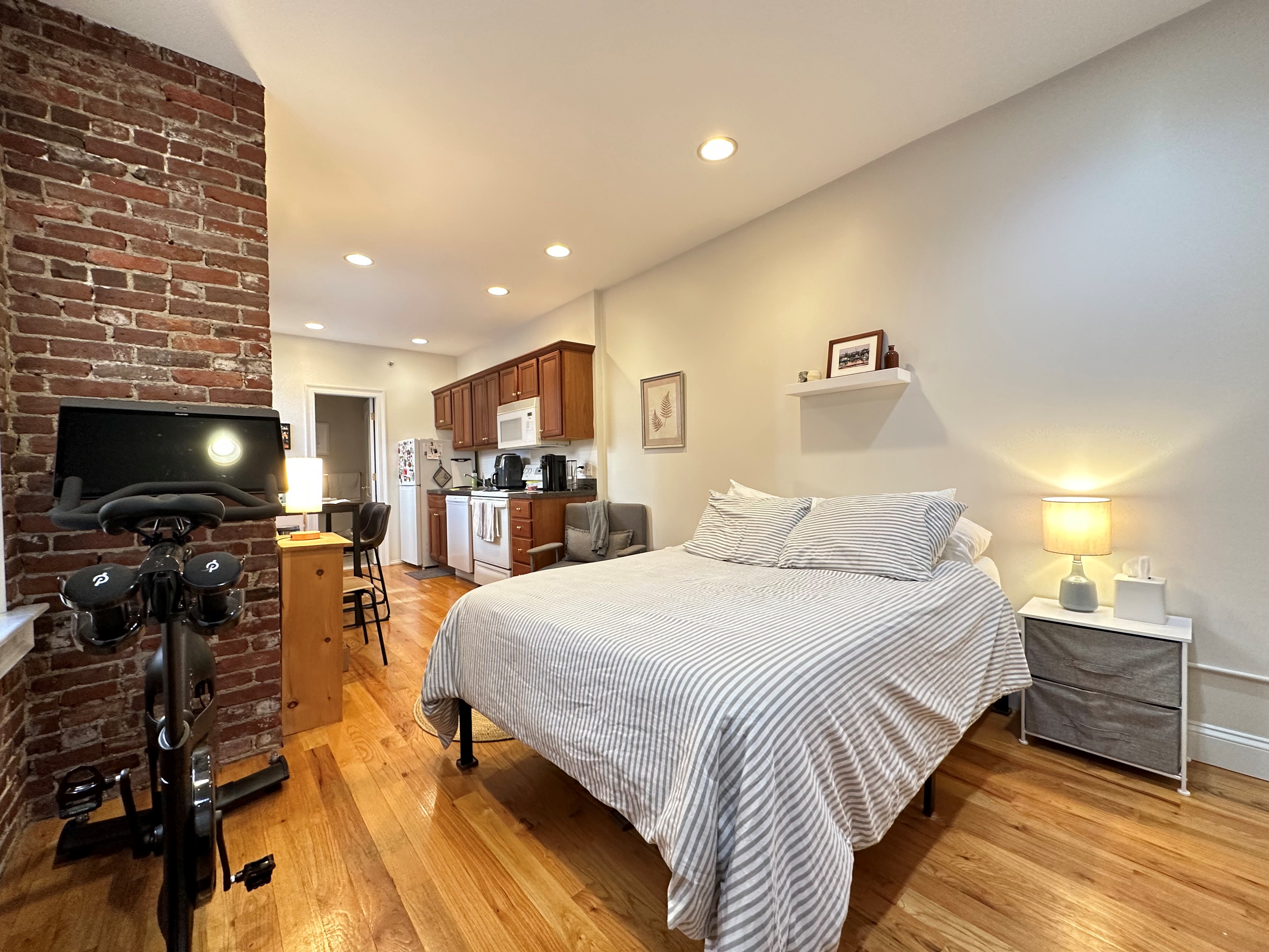 3 Thacher Ct, North End