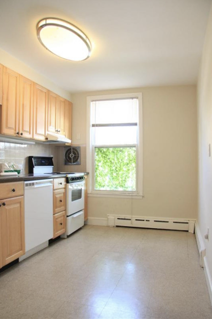 898 Massachusetts Ave, Riverside