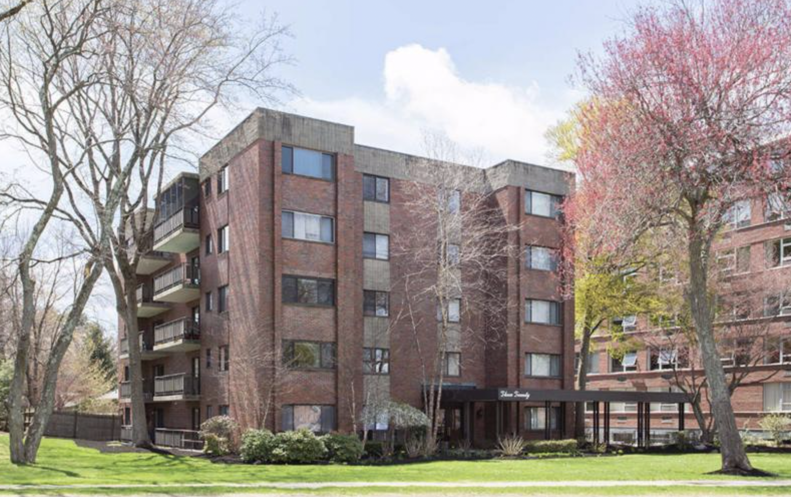 320 Hammond Pond Pkwa, Chestnut Hill