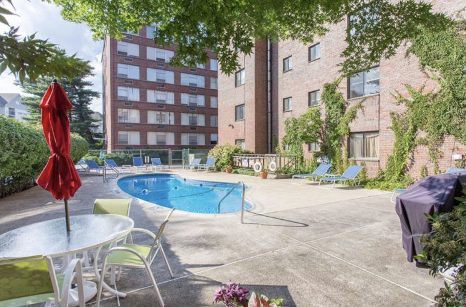 320 Hammond Pond Pkwa, Chestnut Hill