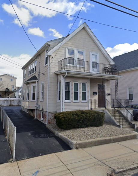 586 Main St, Medford