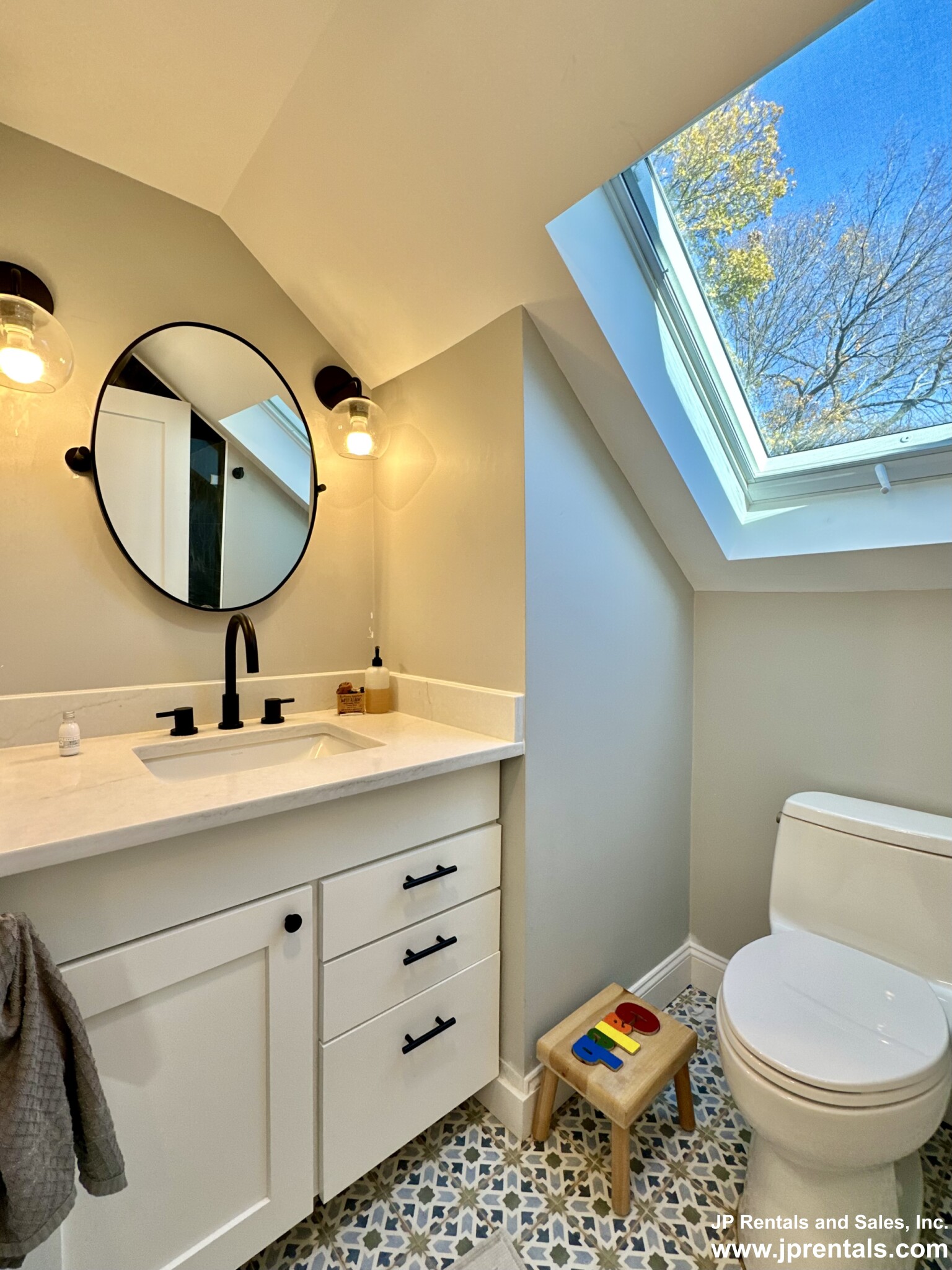 22 Sedgwick St, Jamaica Plain