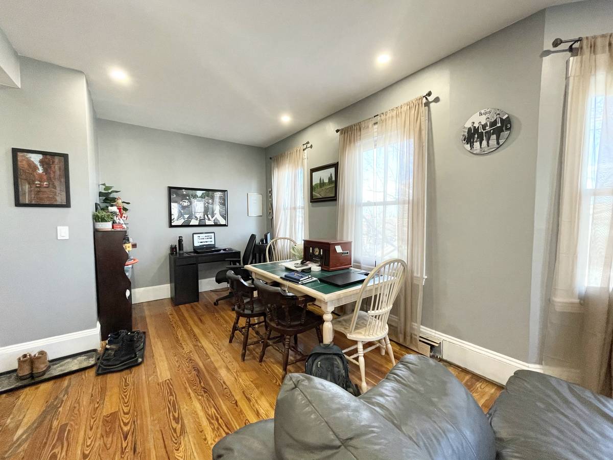 18 Sunset St, Mission Hill