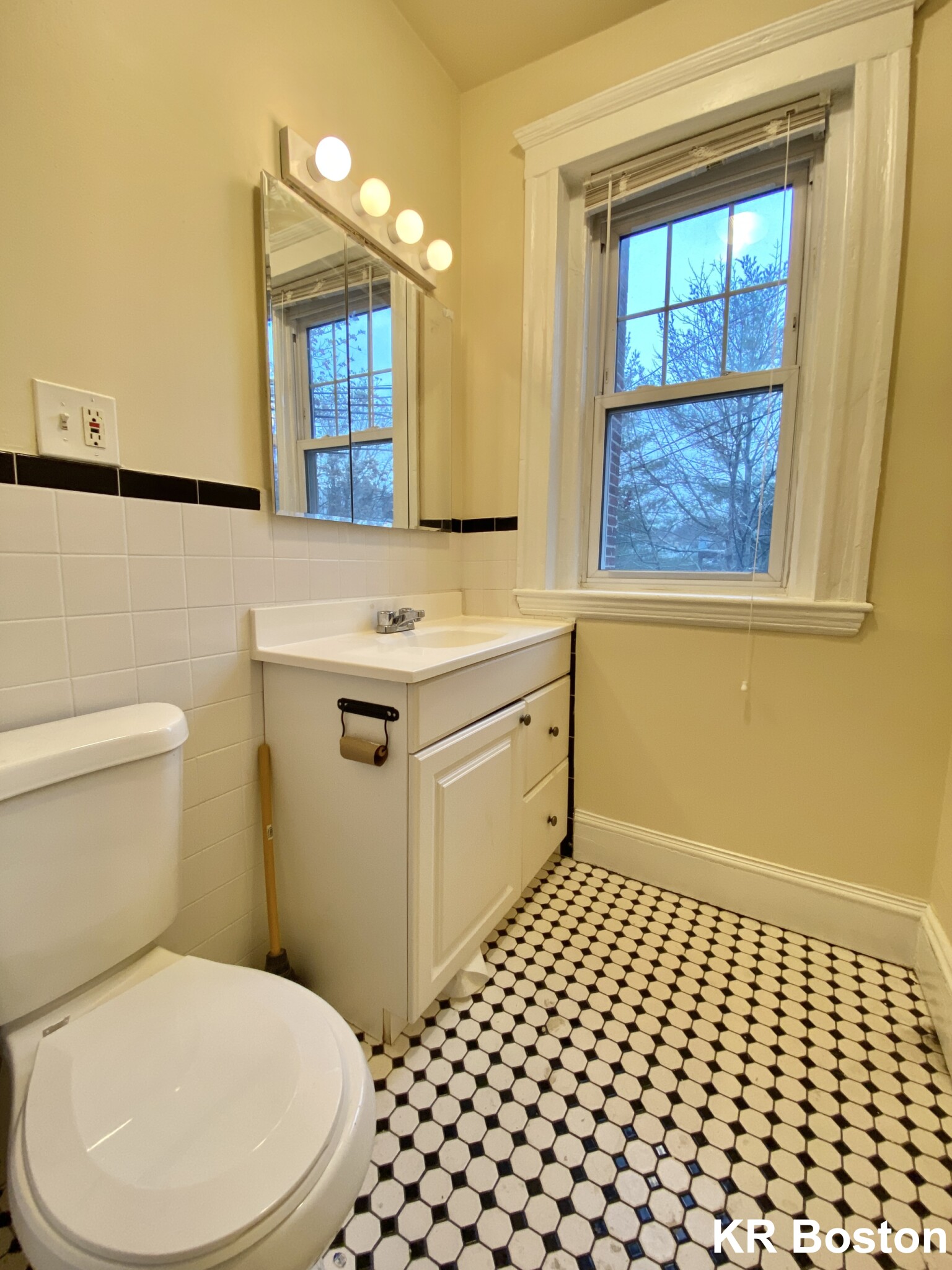 725 Washington St, Chestnut Hill