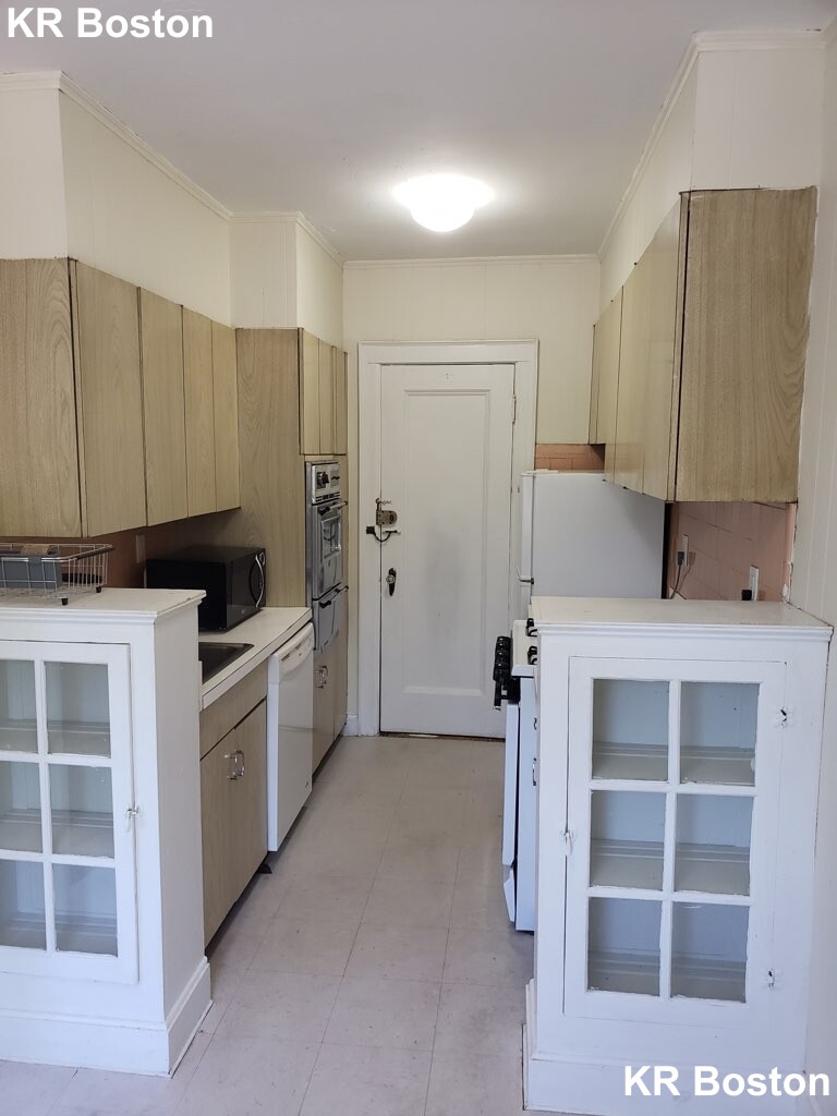 2044 Commonwealth Ave, Brighton