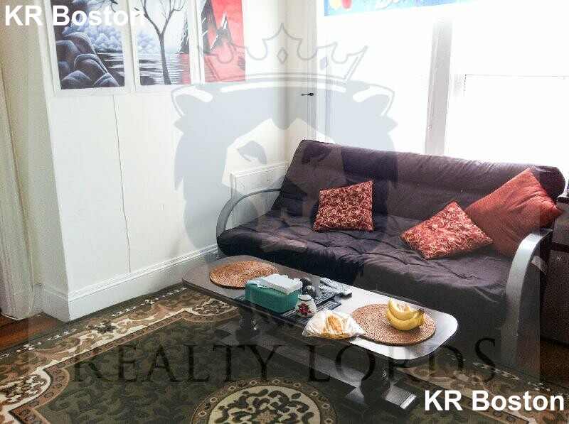 211 Winthrop Rd, Washington Square