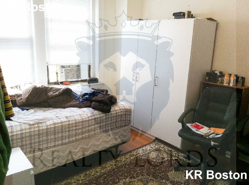 211 Winthrop Rd, Washington Square