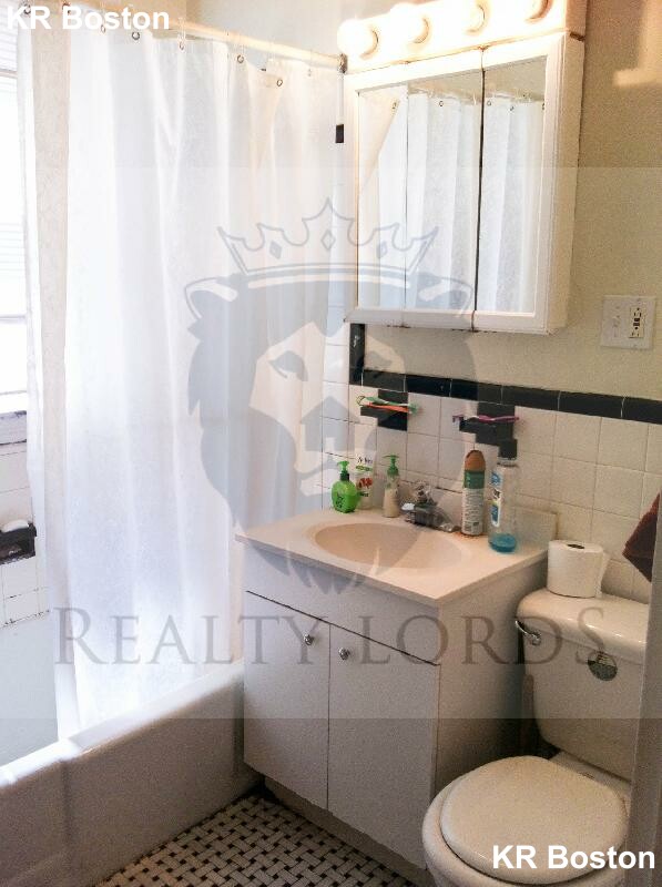 210 Winthrop Rd, Washington Square