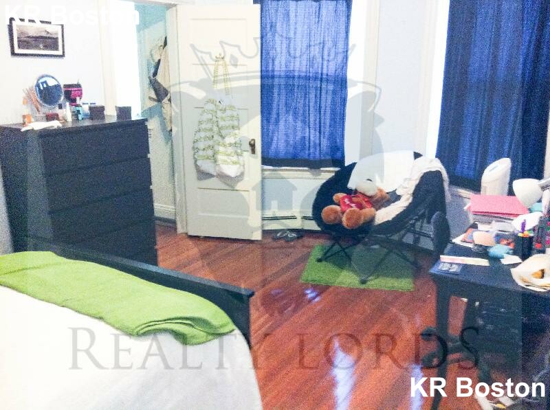 200 Winthrop Rd, Washington Square