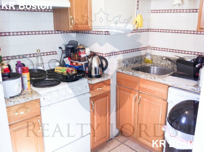 210 Winthrop Rd, Washington Square