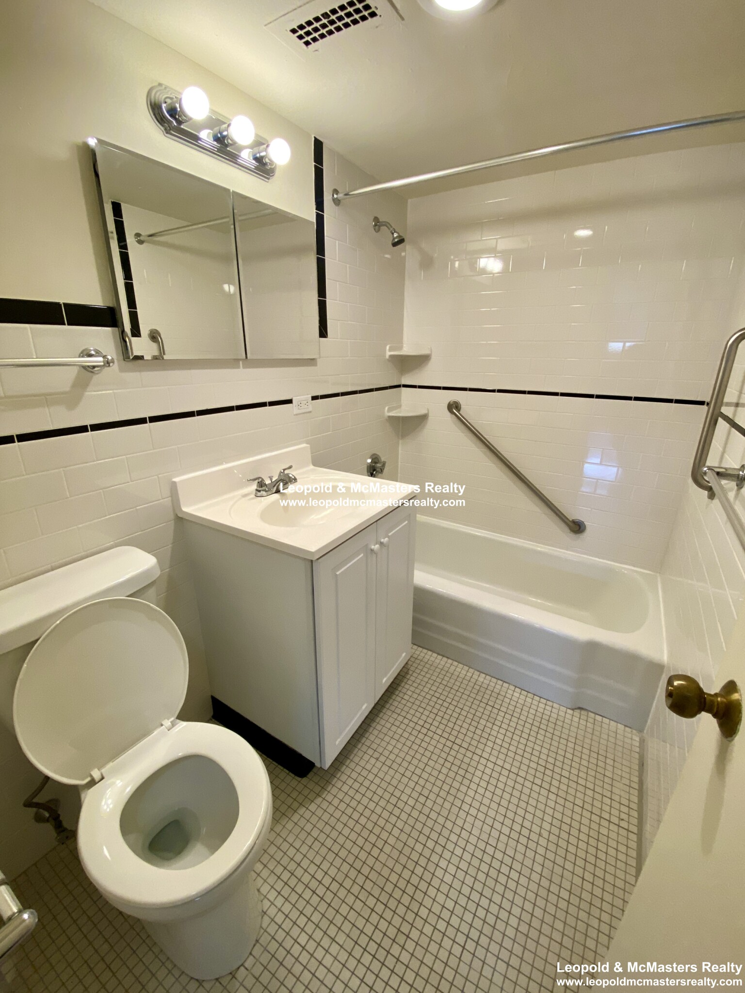 101 Monmouth St, Longwood