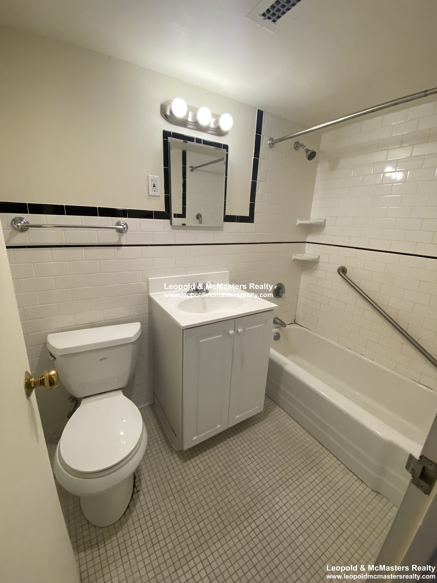 101 Monmouth St, Longwood