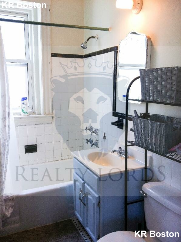 200 Winthrop Rd, Washington Square