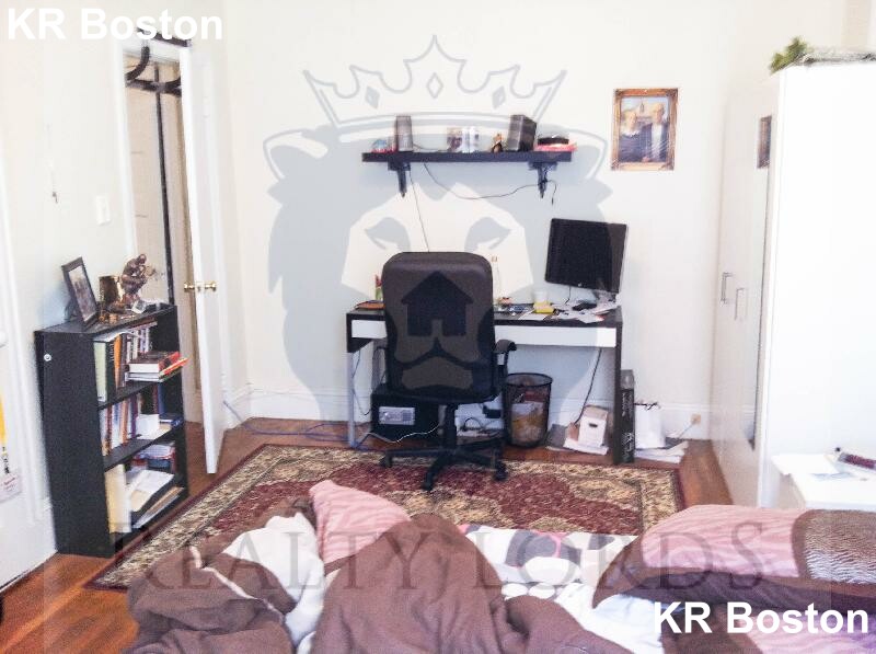 211 Winthrop Rd, Washington Square