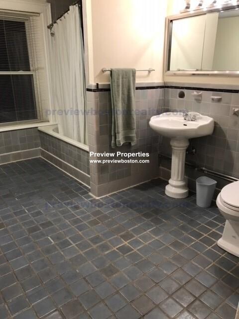 1714 Beacon St, Washington Square