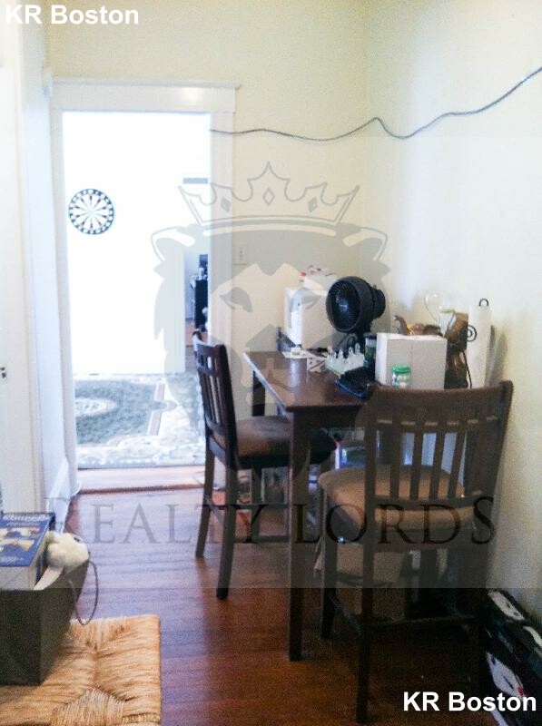 211 Winthrop Rd, Washington Square