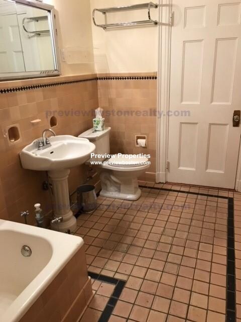 1714 Beacon St, Washington Square