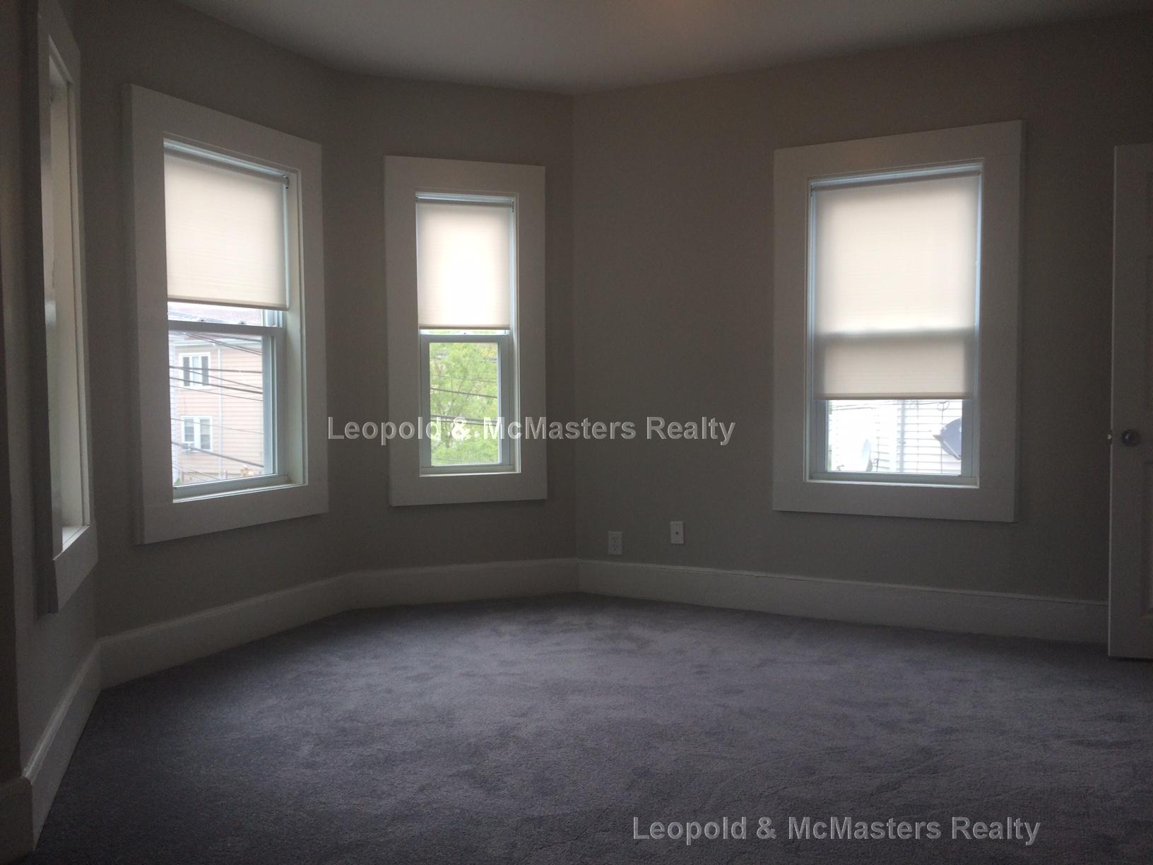 272 Wood Ave, Hyde Park