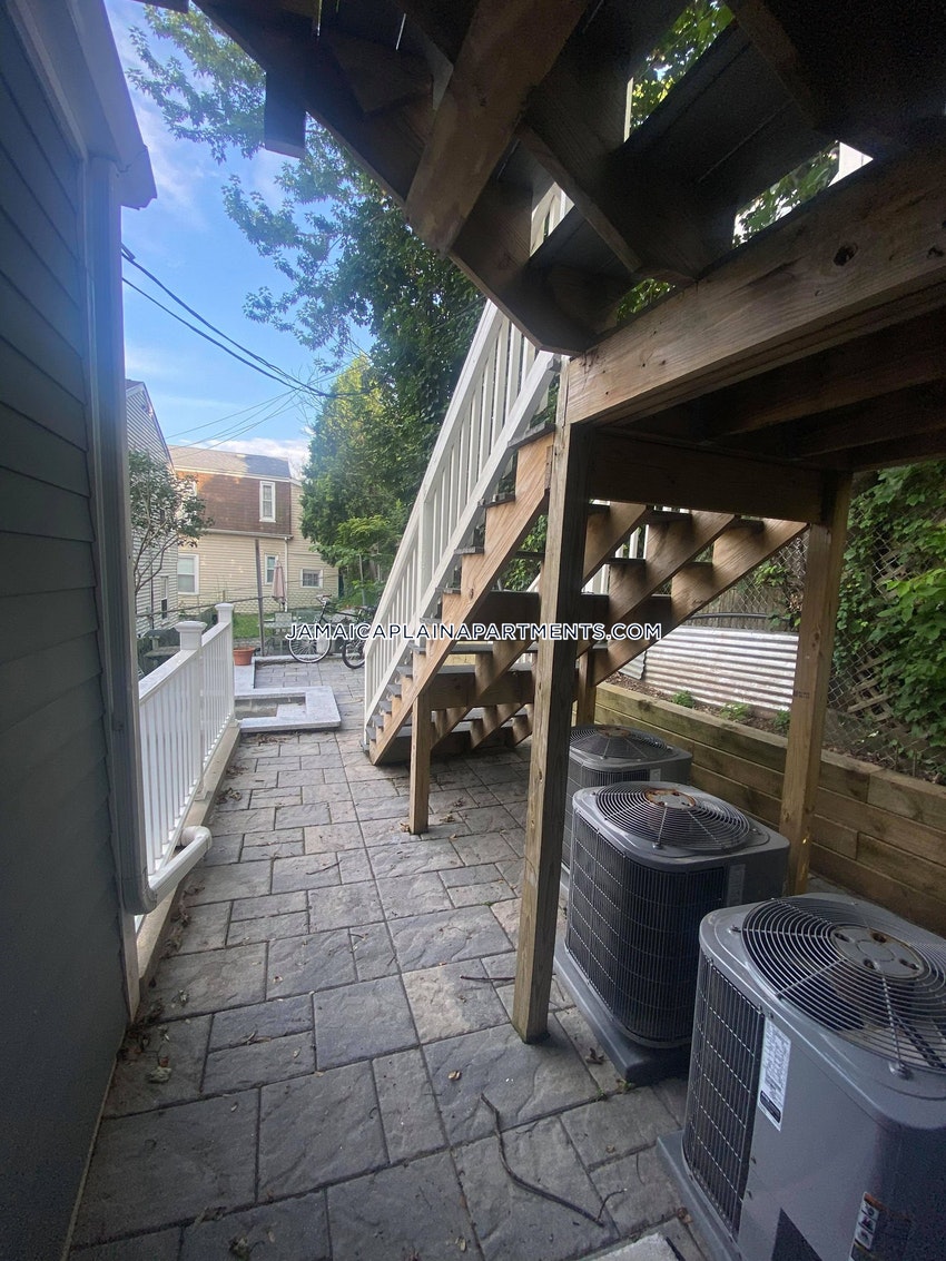 35 Forbes St, Jamaica Plain