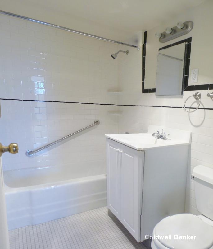 101 Monmouth St, Longwood