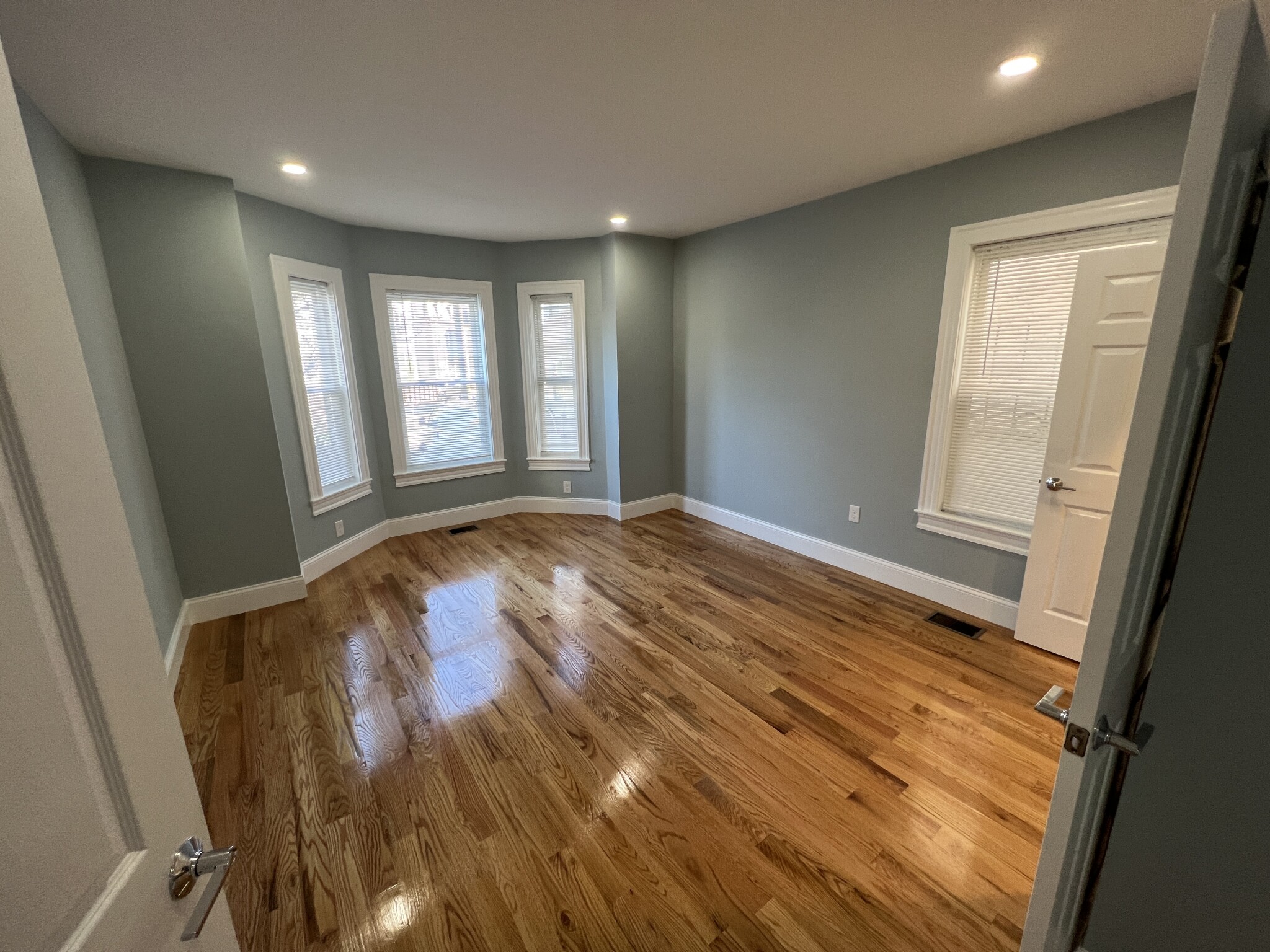 372 Oxford St, Ward Two