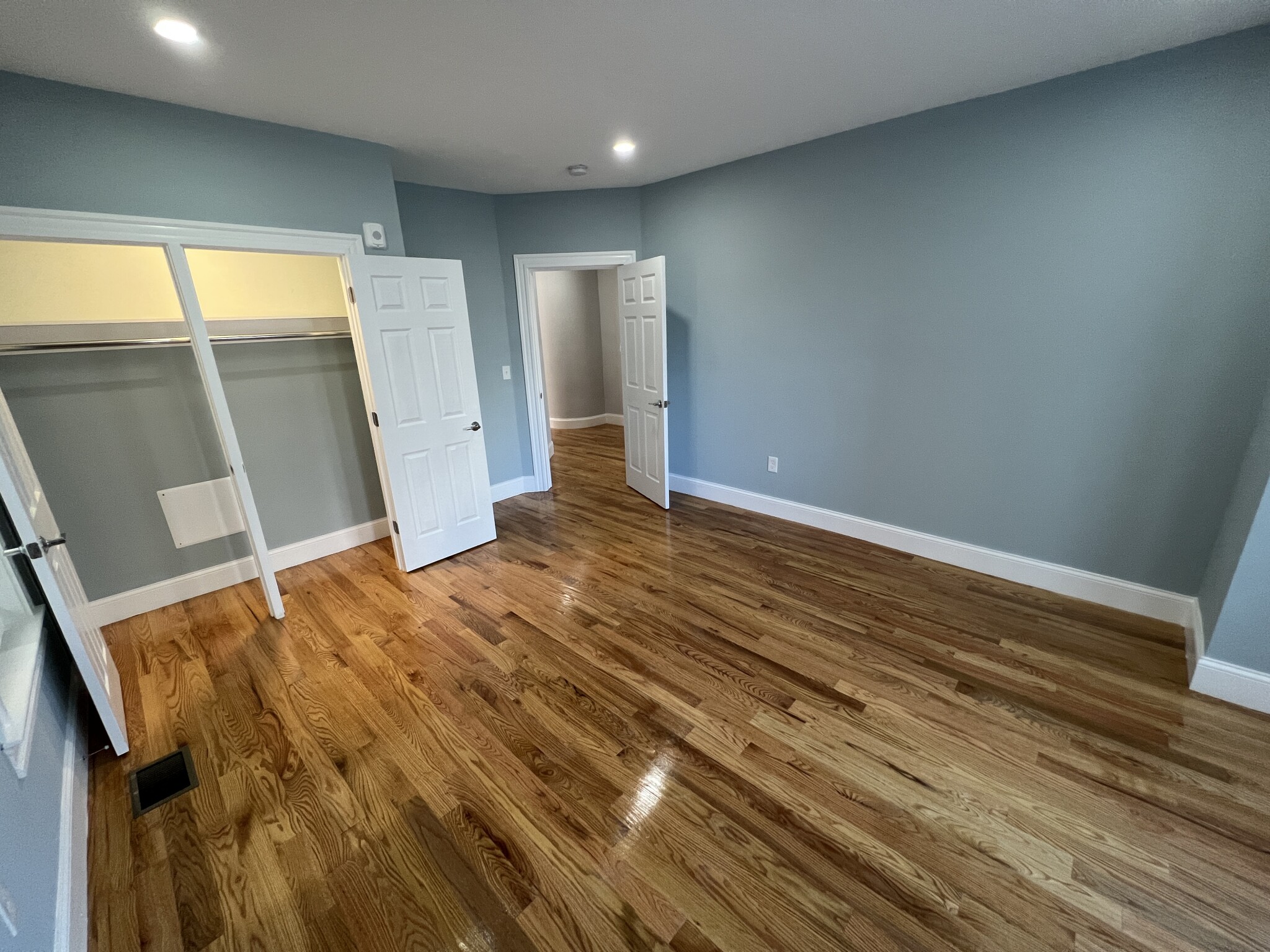 372 Oxford St, Ward Two