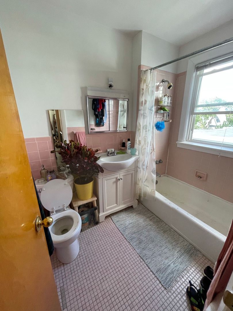 87 Winthrop Shore Dr, Winthrop