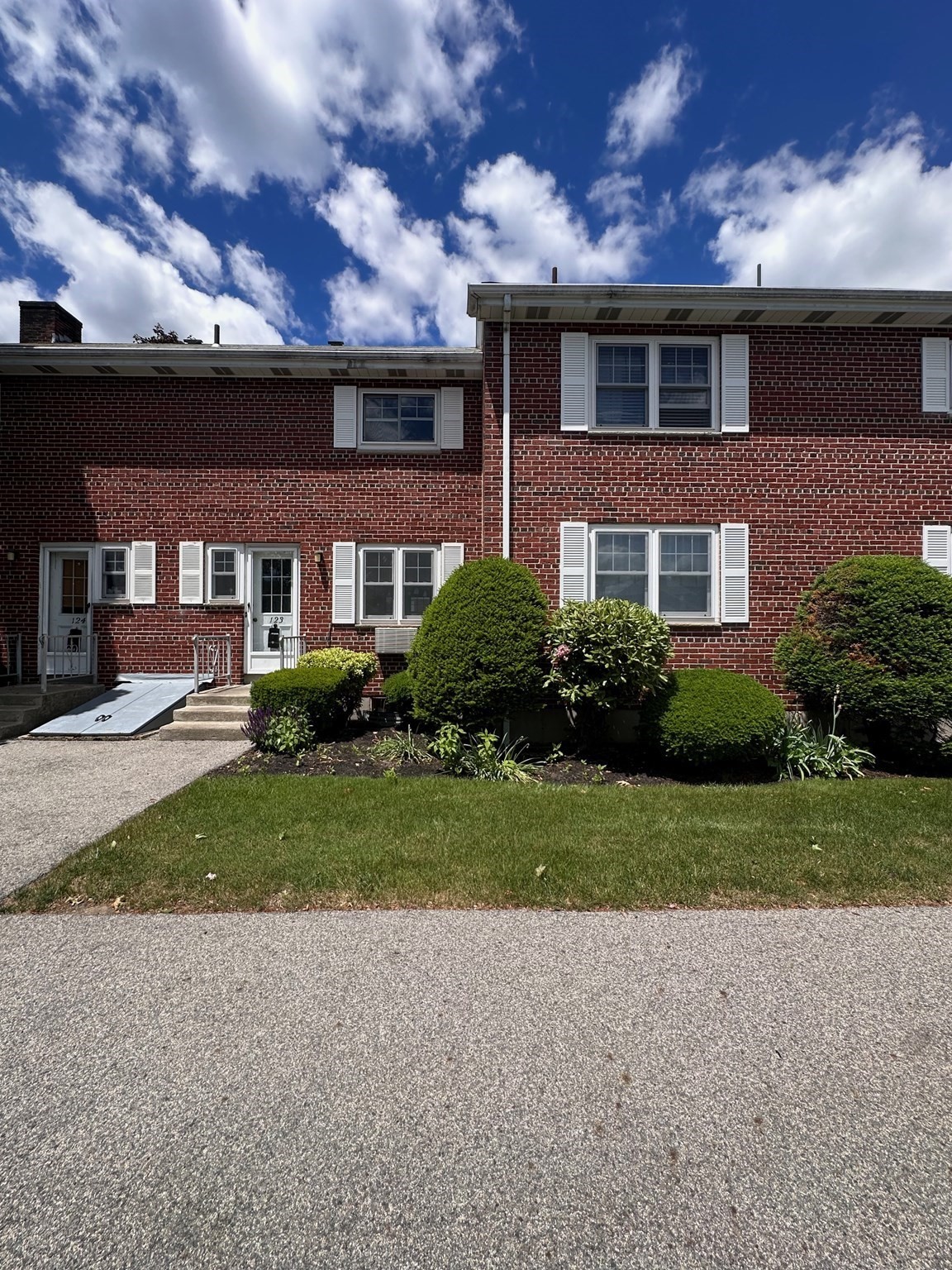 123 Emerson Gardens Rd, Lexington