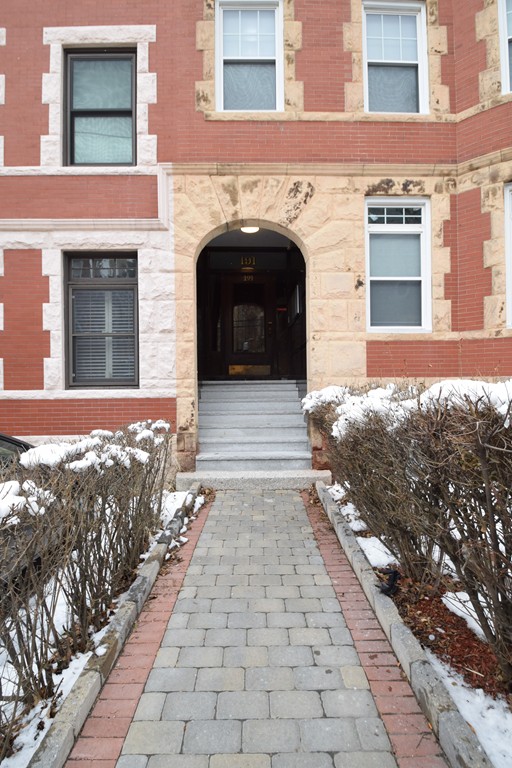 191 Winthrop Rd, Washington Square