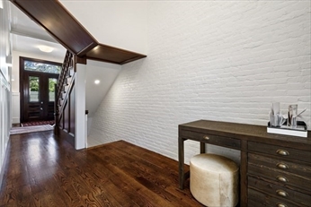 57 Monmouth St, Longwood