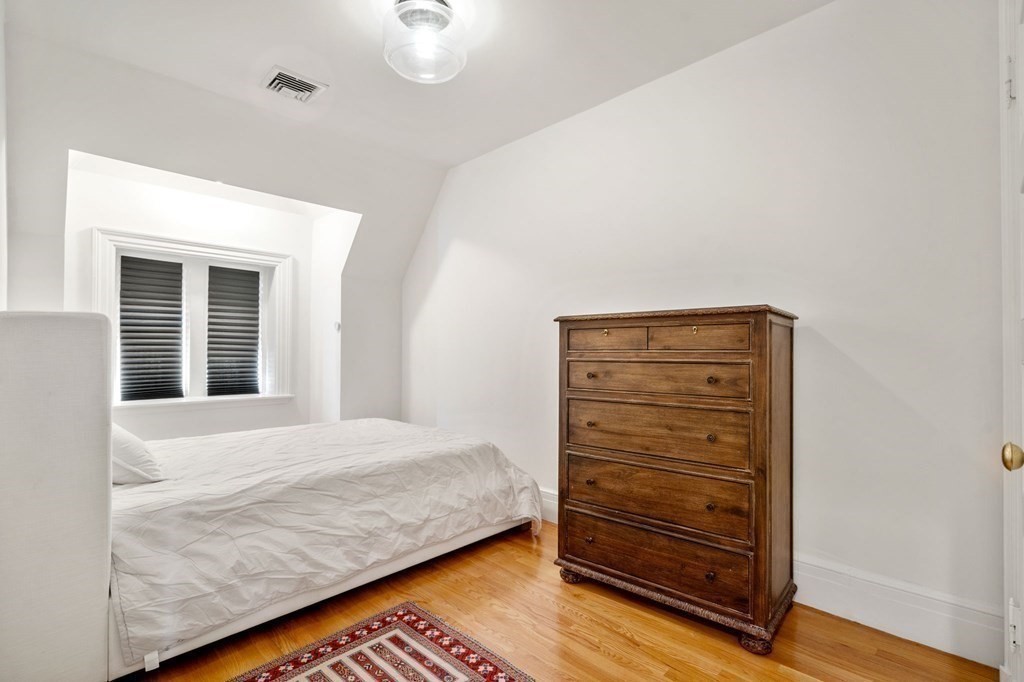 354 Tappan St, Washington Square