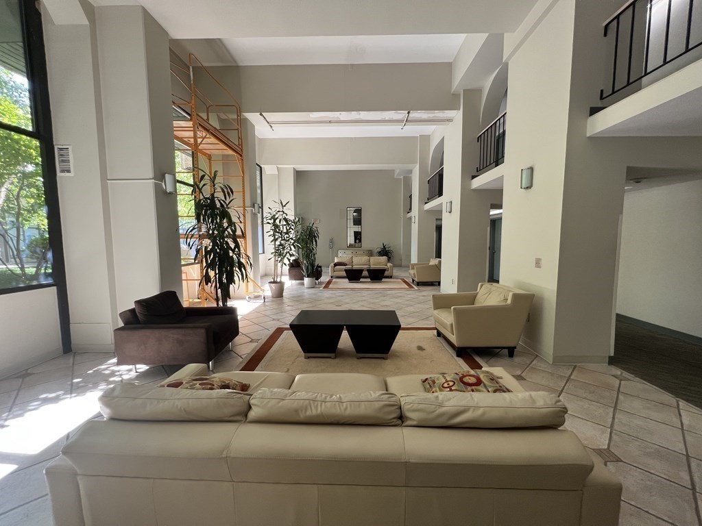 1731 Beacon St, Washington Square