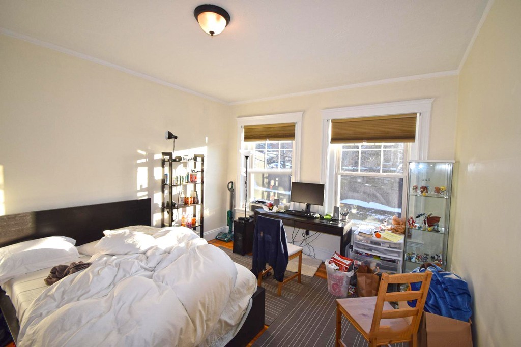 191 Winthrop Rd, Washington Square