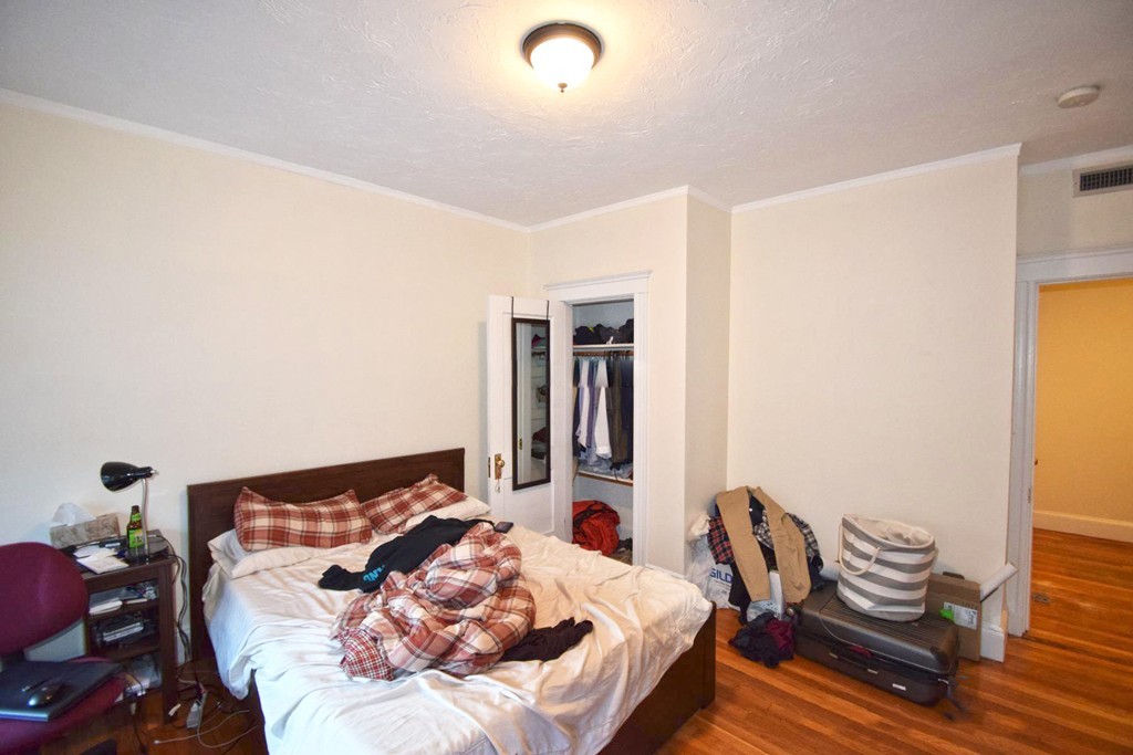 191 Winthrop Rd, Washington Square