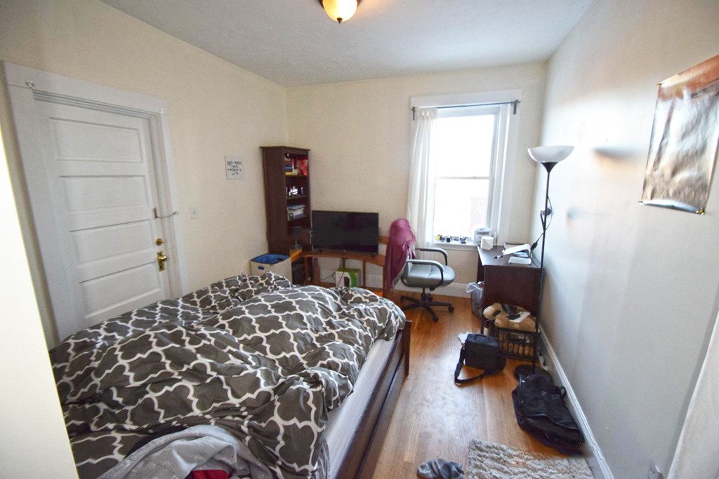 191 Winthrop Rd, Washington Square