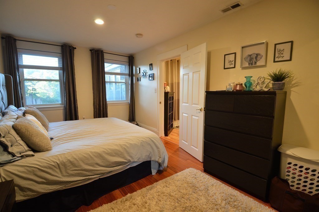 191 Winthrop Rd, Washington Square