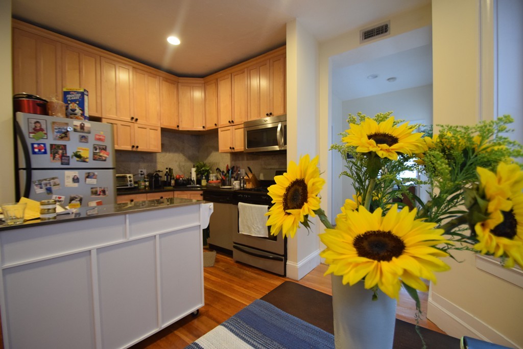 191 Winthrop Rd, Washington Square