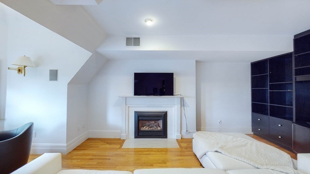 354 Tappan St, Washington Square