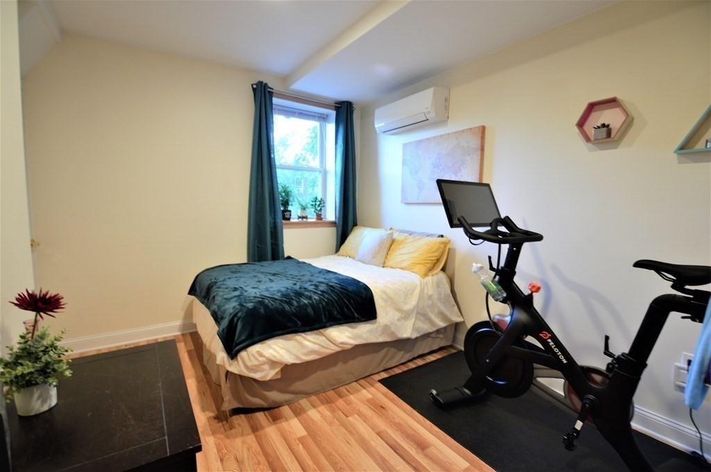 191 Winthrop Rd, Washington Square