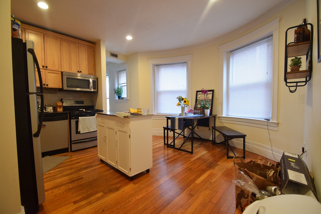 191 Winthrop Rd, Washington Square