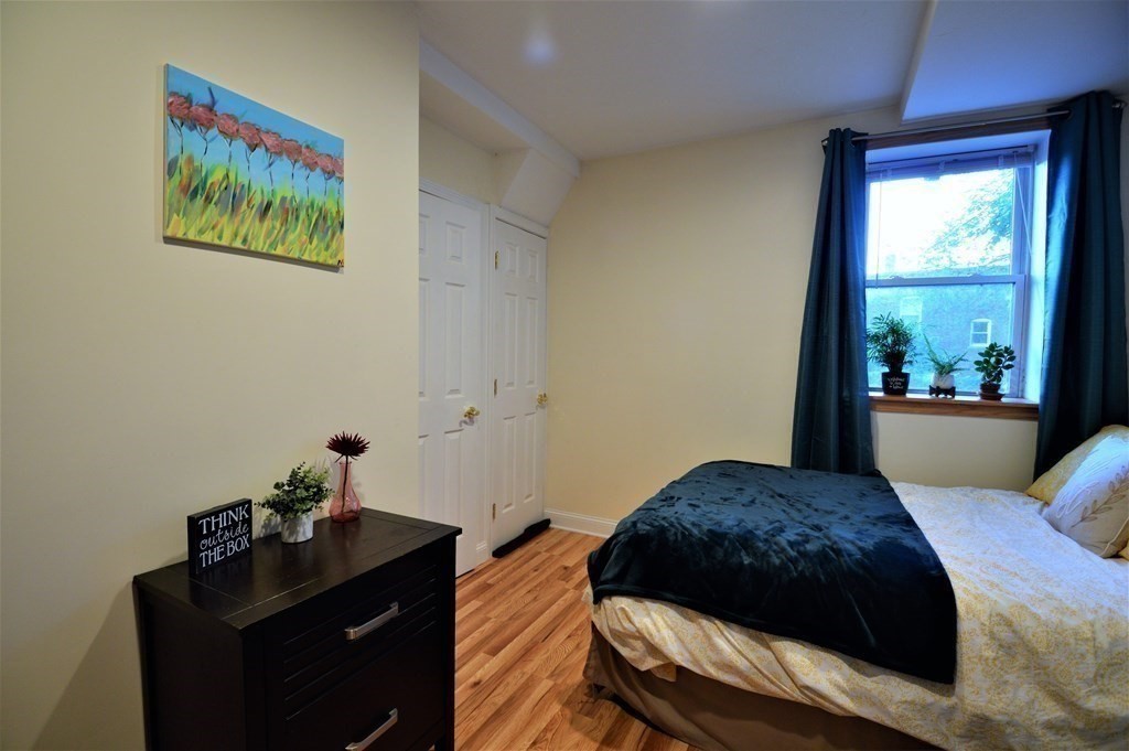 191 Winthrop Rd, Washington Square