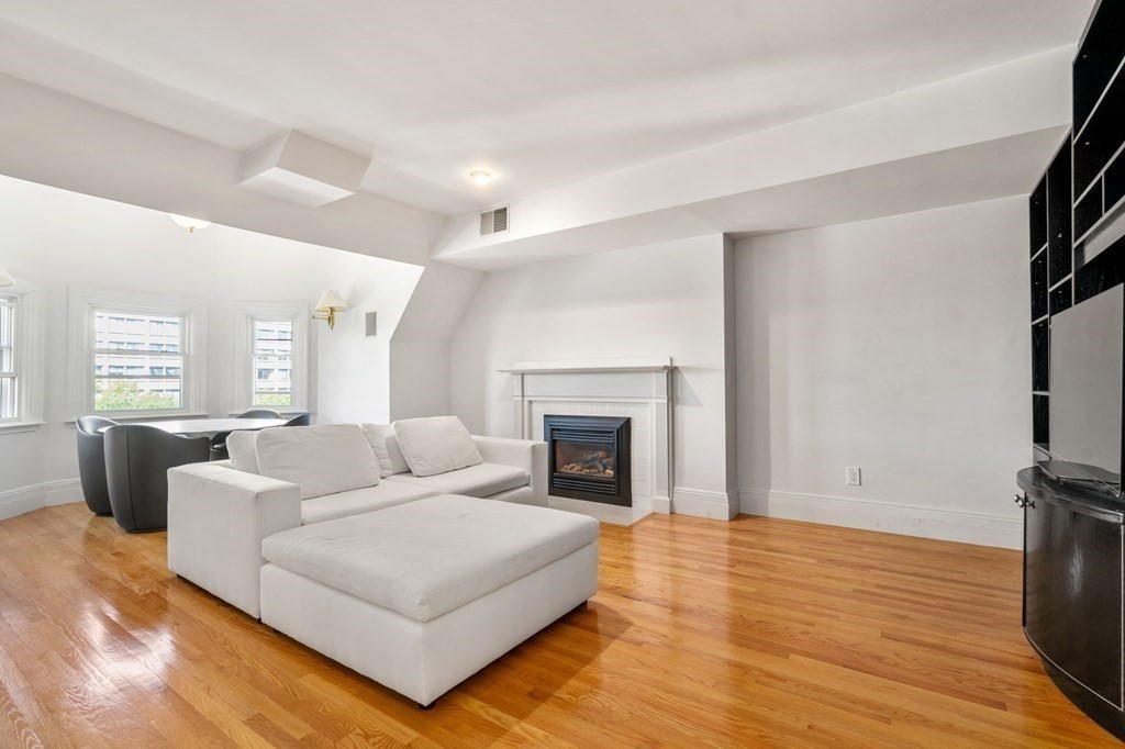 354 Tappan St, Washington Square