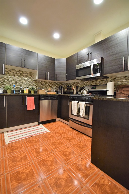 191 Winthrop Rd, Washington Square